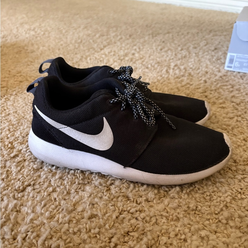 Black Nikes Roshes
